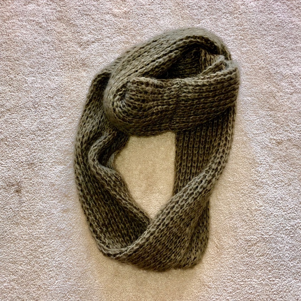 URBAN OUTFITTERS Knit Scarf